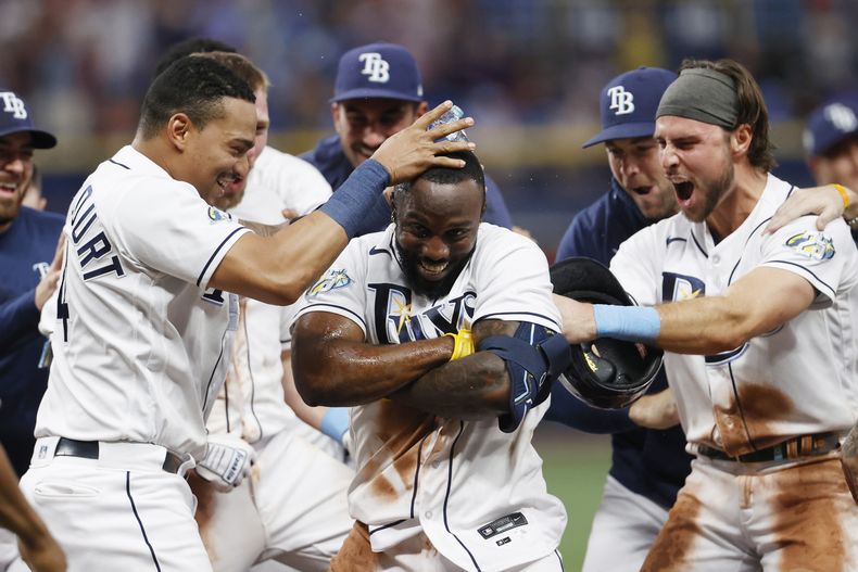 El mexicano Randy Arozarena, de los Rays de Tampa Bay, festeja tras producir la carrera de la victoria ante los Guardianes de Cleveland, el sábado 12 de agosto de 2023 (AP Foto/Scott Audette)