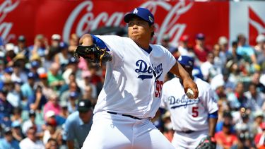 americateve | Ryu Hyun-jin, de los Dodgers de Los Angeles, lanza contra un rival de los Diamondbacks de Arizona en el segundo partido entre ambos conjuntos en el estadio de Cricket de Sidney, Australia, el domingo 23 de marzo de 2014. Los Dodgers ganaron 7-5 el partido