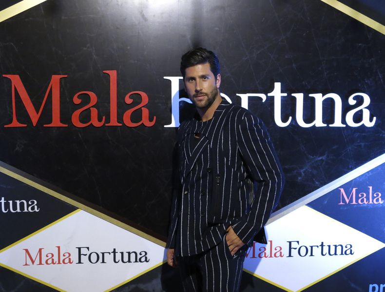 El actor Diego Klein posa en la alfombra roja de la serie Mala fortuna en la Ciudad de México el miércoles 16 de agosto de 2023. (Foto AP/Berenice Bautista)