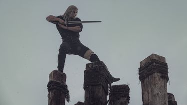 Henry Cavill vuelve a tomar la espada en “The Witcher”