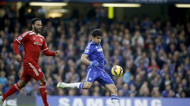 americateve | El jugador de Chelsea, Diego Costa, derecha, anota un gol contra West Bromwich Albion en la liga Premier el s&aacute;bado, 22 de noviembre de 2014, en Londres. (AP Photo/Matt Dunham)
