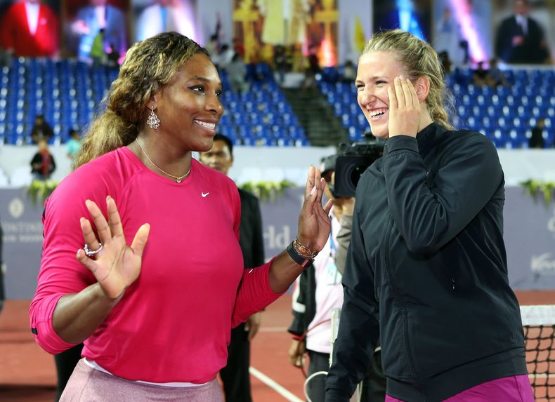 Las tenistas Serena Williams, izquierda, y Victoria Azarenka, comparten tras una exhibici&oacute;n el s&aacute;bado, 28 de diciembre de 2013, en Hua Hin, Tailandia. Foto suministrada por BEC Tero. (AP Photo/BEC Tero)