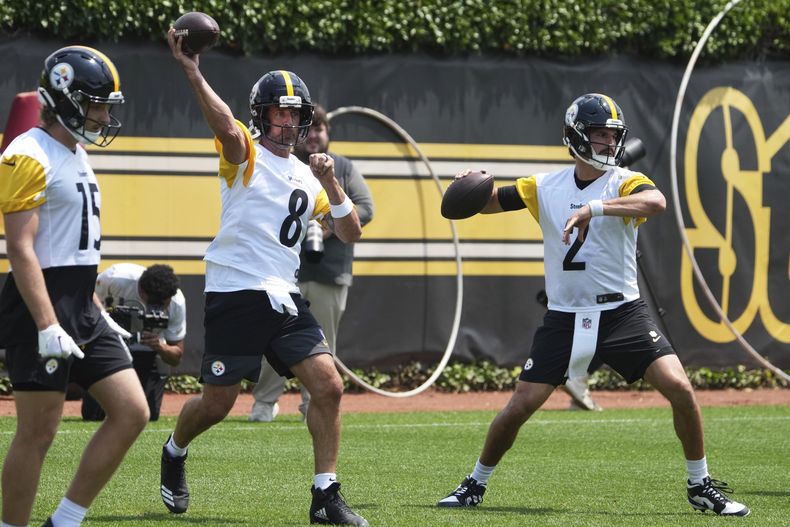 Aaron Rodgers (8) y Mason Rudolph (2), quarterbacks de los Steelers de Pittsburgh, lanzan el balón durante el entrenamiento del minicampamento obligatorio del equipo, el martes 10 de junio de 2025, en Pittsburgh. (AP Foto/Gene J. Puskar)