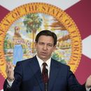 ARCHIVO - El gobernador de Florida, Ron DeSantis habla en conferencia de prensa el 9 de mayo de 2023, en Miami. (AP Foto/Rebecca Blackwell, archivo)