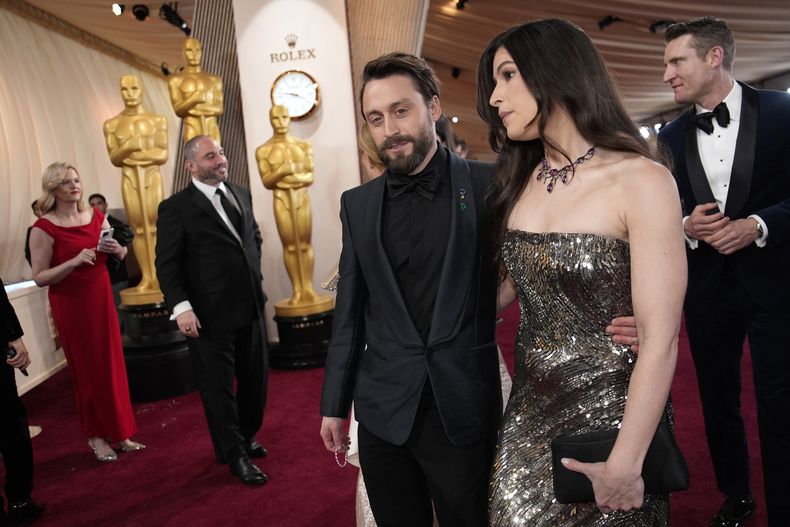 Kieran Culkin, izquierda, y Jazz Charton llegan a los Oscar el domingo 2 de marzo de 2025 en el Dolby Theatre de Los Ángeles. (Foto AP/John Locher)