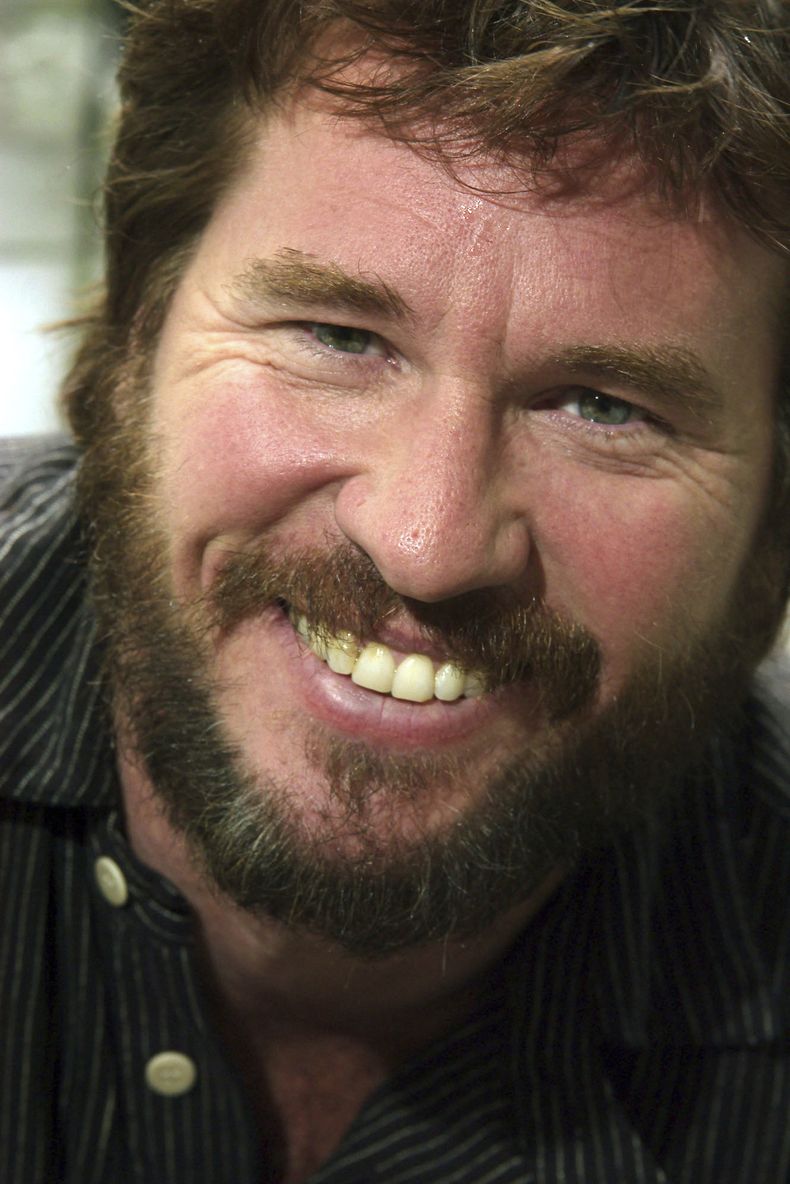 ARCHIVO - El actor Val Kilmer posa para un retrato en Nueva York, el 29 de septiembre de 2003. (Foto AP/Jim Cooper, archivo)