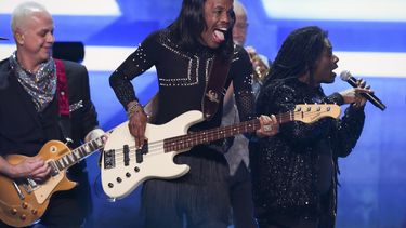 Serg Dimitrijevic, de izquierda a derecha, Verdine White y Philip Bailey, Jr. de Earth, Wind & Fire durante su presentación en el concierto benéfico de FireAid el jueves 30 de enero de 2025 en Intuit Dome en Inglewood, California. (Foto Jordan Strauss/Invision/AP)