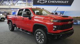 Un camión Chevrolet Silverado 2500 HD Custom en la Feria Automovilística de Pittsburgh el 15 de febrero del 2024. (AP foto/Gene J. Puskar)