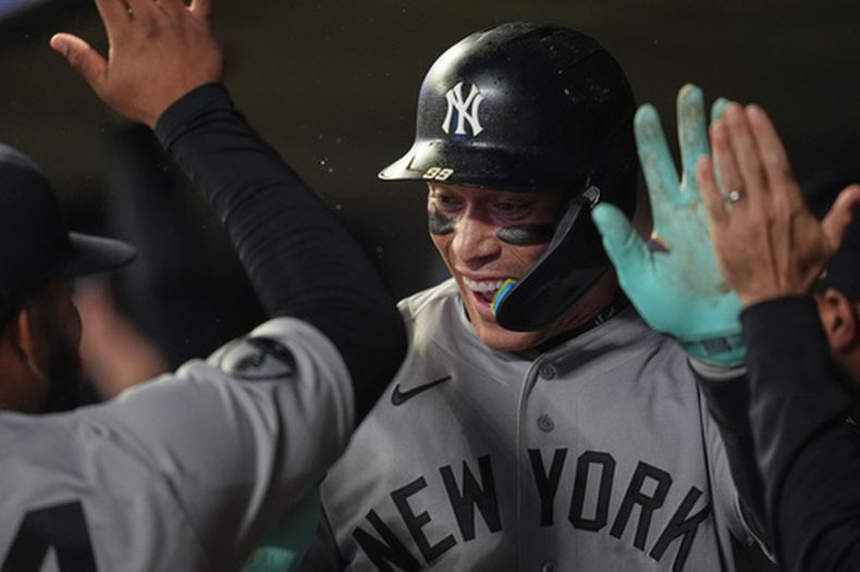 El pelotero de los Yankees de Nueva York, Aaron Judge, celebra en la cueva tras conectar un cuadrangular de tres carreras durante la octava entrada de un partido de béisbol contra los Mellizos de Minnesota, el lunes 14 de septiembre de 2026, en Minneapolis. (Foto AP/Abbie Parr)
