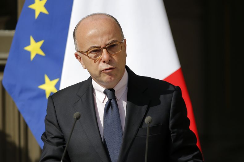 El ministro del interior de Francia, Bernard Cazeneuve, durante una conferencia de prensa en Par&iacute;s el 22 de septiembre del 2014. Afirm&oacute; que milicianos del grupo extremista Estado Isl&aacute;mico amenazaron matar civiles de pa&iacute;ses que