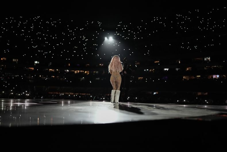 Karol G durante un concierto de su gira Mañana será bonito en el Estadio Azteca de la Ciudad de México el jueves 8 de febrero de 2024. (Foto AP/Eduardo Verdugo)