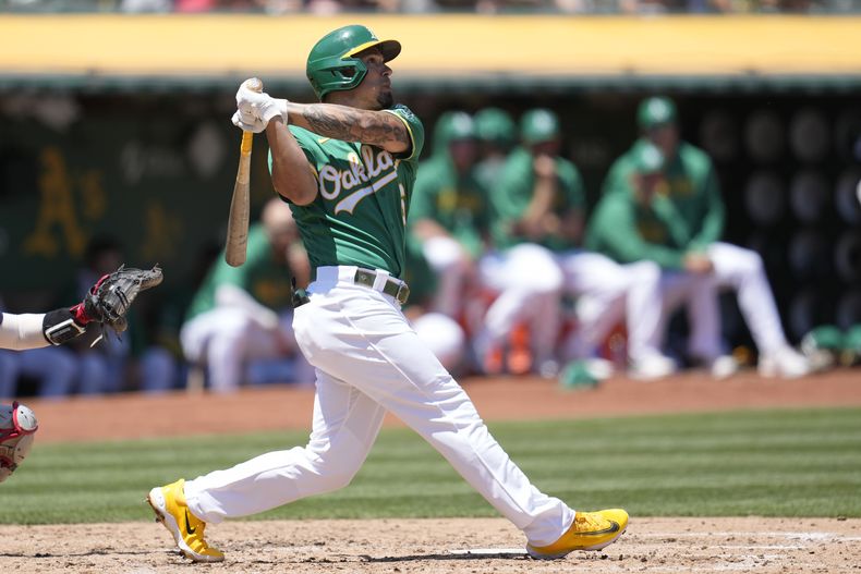 Jace Peterson, de los Atléticos de Oakland, conecta un jonrón de dos carreras en el duelo del miércoles 19 de julio de 2023 ante los Medias Rojas de Boston (AP Foto/Jeff Chiu)