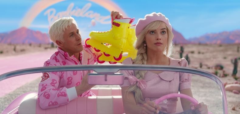 En esta imagen proporcionada por Warner Bros. Pictures, Ryan Gosling, izquierda, y Margot Robbie en una escena de Barbie. (Warner Bros. Pictures vía AP)