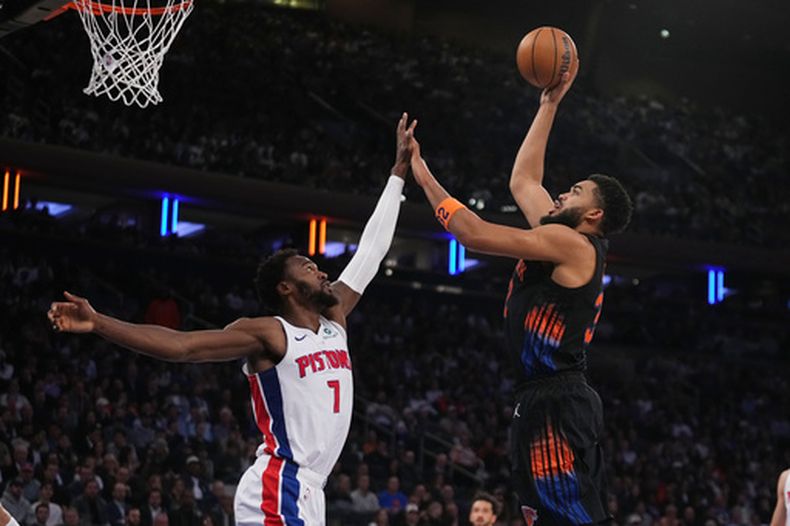 El dominicano Karl-Anthony Towns, de los Knicks de Nueva York, dispara frente a Paul Reed, de los Pistons de Detroit, en el duelo del martes 27 de octubre de 2026 (AP Foto/Frank Franklin II)