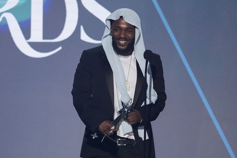 ARCHIVO - Kendrick Lamar acepta el premio al álbum del año por GNX durante los Premios BET el 9 de junio de 2025, en el Teatro Peacock de Los Ángeles. (Foto AP/Chris Pizzello, archivo)