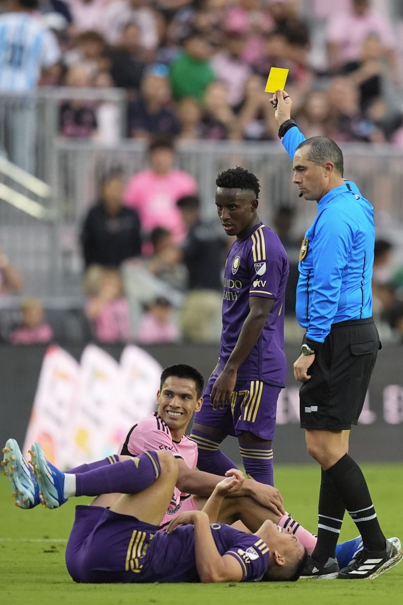 El árbitro mexicano Jaime Herrera amonesta a Diego Gómez, del Inter Miami, por una falta sobre César Araujo, del Orlando City, el sábado 2 de marzo de 2024 (AP Foto/Rebecca Blackwell)