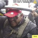 Esta imagen de video tomado por una cámara corporal, incluida en los documentos del Departamento de Justicia de EEUU, muestra a Taylor James Johnatakis durante el asalto al Capitolio en Washington el 6 de enero de 2021. (Foto, Departamento de Justicia vía AP)