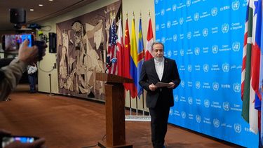El ministro de Exteriores de Irán, Abbas Araghchi, abandona el podio tras hablar a la prensa durante la 81 Asamblea General de Naciones Unidas, en la sede de la ONU en Nueva York, el 25 de septiembre de 2026. (AP Foto/Yuki Iwamura)