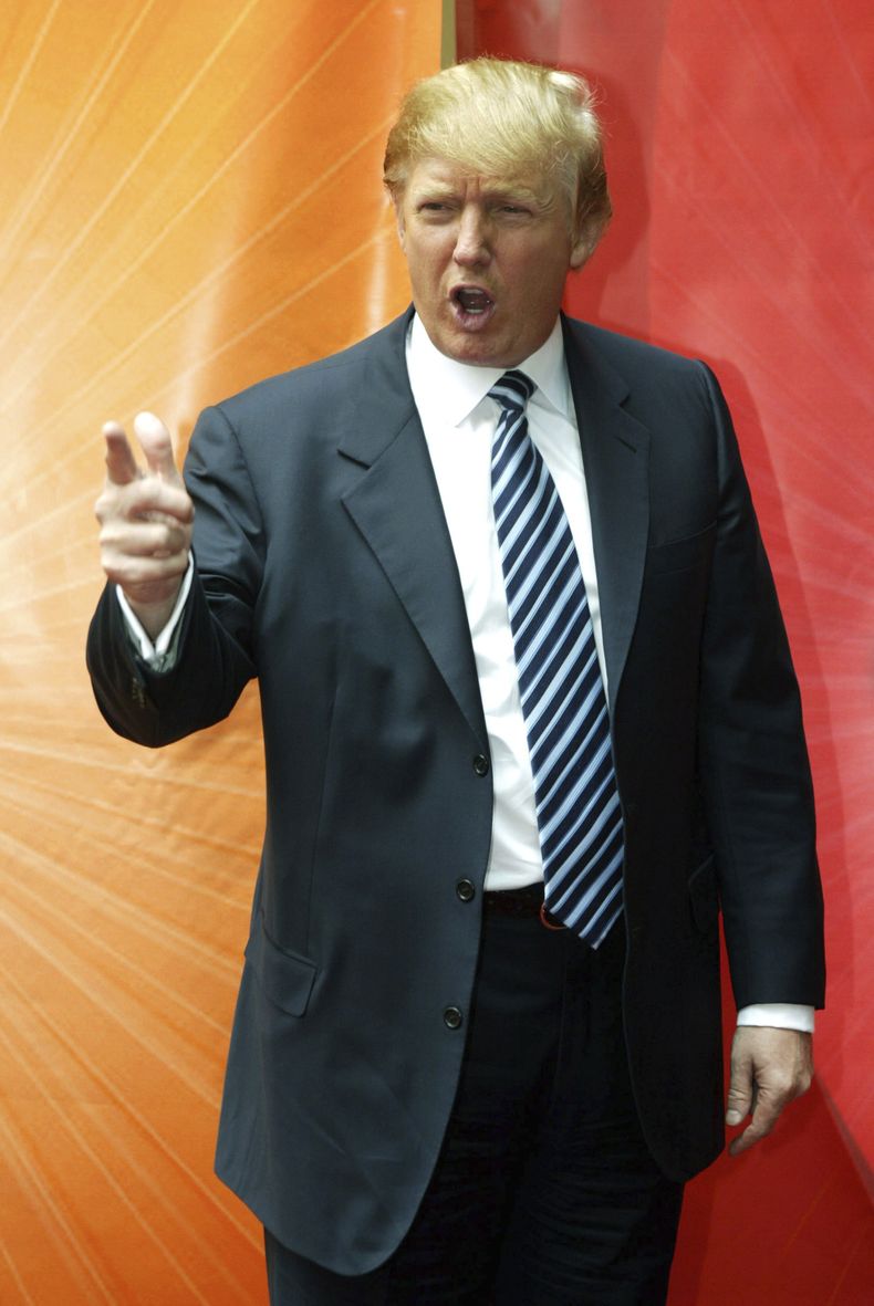 ARCHIVO - El magnate Donald Trump, protagonista de The Apprentice de NBC, hace su clásica pose Estás despedido al legar al Radio City Music Hall para una presentación de programas nuevos y recurrentes de NBC, el 16 de mayo de 2005, en Nueva York. Versiones sobre el comportamiento de Trump en The Apprentice han hecho resurgir acusaciones de su supuesto maltrato a los concursantes negros del programa. (Foto AP/Mary Altaffer, archivo)