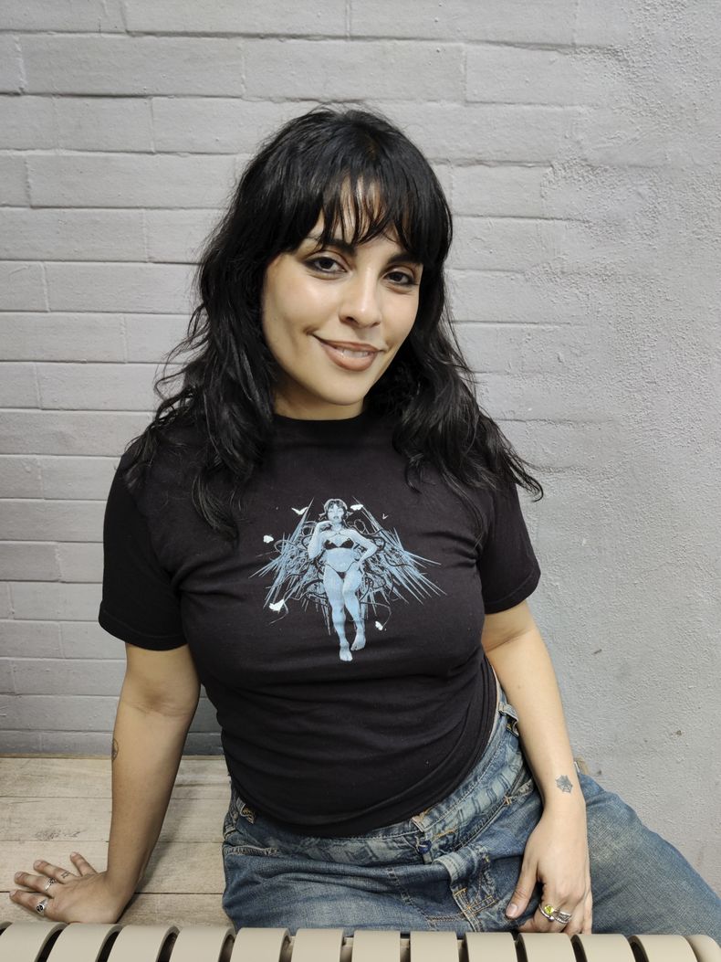 La cantautora mexicana Girl Ultra posa para un retrato durante una entrevista en la Ciudad de México, el 5 de julio de 2024. (Foto AP/Berenice Bautista)