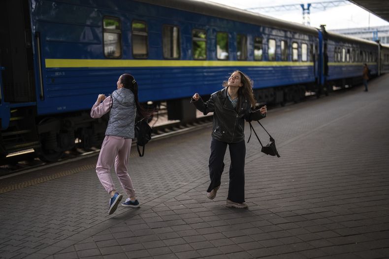 Dos chicas bailan con la canción de Ucrania para el Festival Eurovisión en la principal estación de tren de Kiev, Ucrania, el jueves 25 de abril de 2024. El dúo integrado por la rapera alyona alyona y la cantante Jerry Heil partió en tren rumbo a Polonia para viajar al festival en Malmö, Suecia. (Foto AP/Francisco Seco)