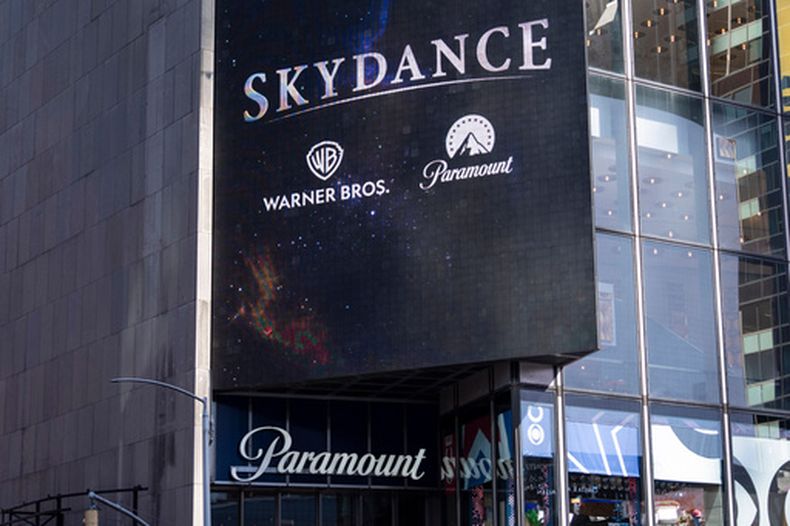 Un cartel publicitario de Skydance se exhibe frente a la oficina de Paramount Global en Times Square, el martes 6 de octubre de 2026, en Nueva York. (Foto AP/Yuki Iwamura)