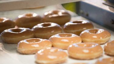 americateve | Hay locura en Hialeah ha abierto nada más y nada menos que una tienda de la cadena rosquillas Kryspi Kreme, lo donuts calentitos y suavecitos que se derriten en la boca.