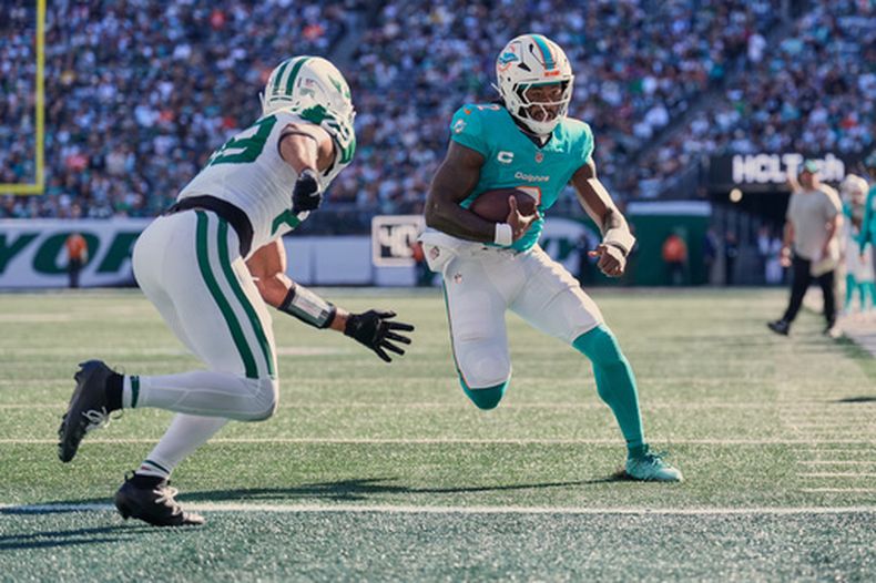 Malik Willis, derecha, quarterback de los Dolphins de Miami, corre para un touchdown frente a Minkah Fitzpatrick (29), profundo de los Jets de Nueva York, durante el partido de la NFL del domingo 25 de octubre de 2026, en East Rutherford, Nueva Jersey. (AP Foto/Seth Wenig)