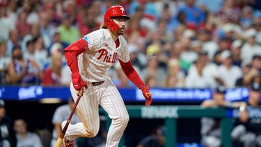Bryson Stott de los Filis de Filadelfia observa su doble de tres carreras en la sexta entrada ante los Yankees de Nueva York el domingo 26 de julio del 2026. (AP Foto/Chris Szagola)