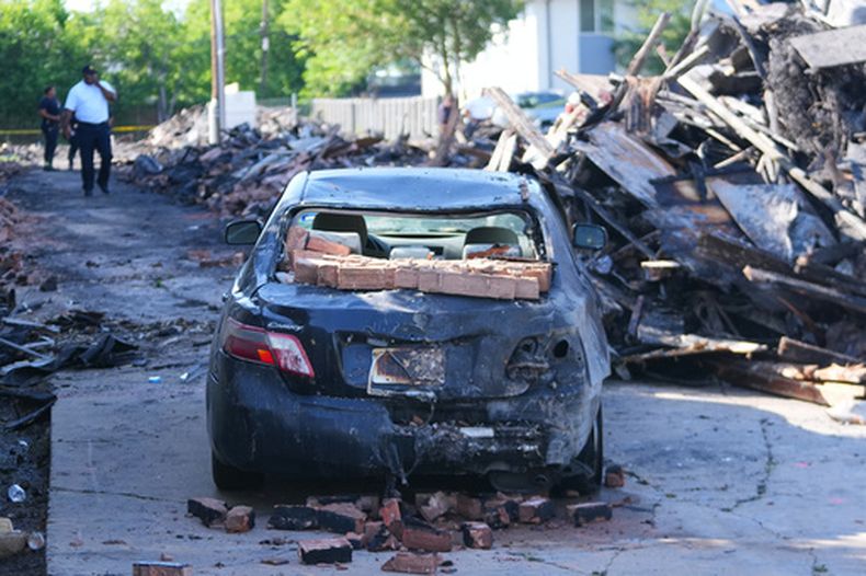 Un vehículo cerca del lugar de la explosión en Dallas, el 29 de mayo del 2026. (AP foto/Julio Cortez)