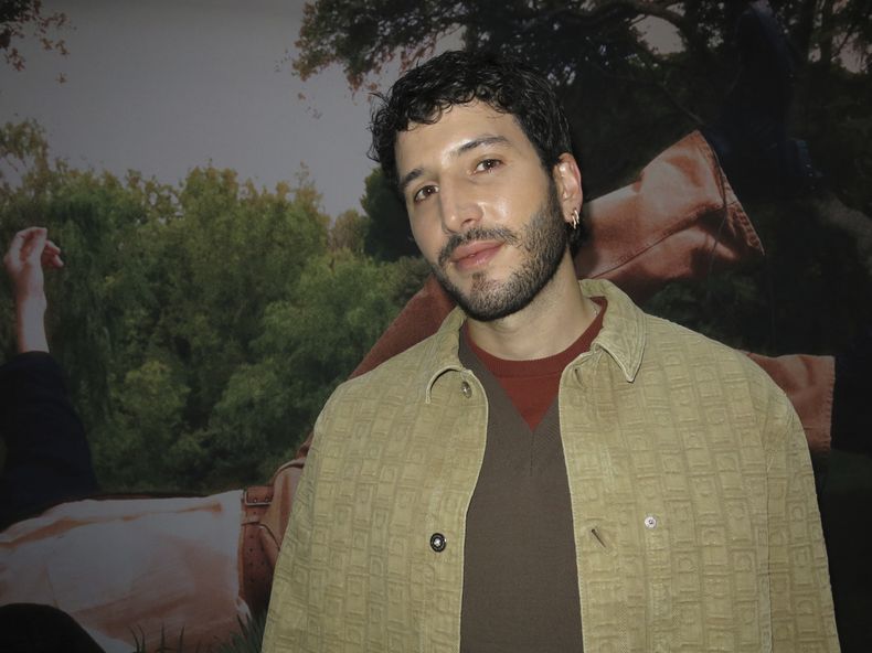El cantante colombiano Sebastián Yatra posa para una foto durante una entrevista en la Ciudad de México, el jueves 8 de mayo de 2025. (AP Foto/Berenice Bautista)