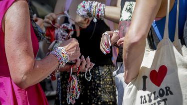 Swifties intercambian brazaletes de la amistad en el centro de la ciudad de Viena el jueves 8 de agosto de 2024. Los organizadores de tres conciertos de Taylor Swift en el estadio de Viena esta semana los cancelaron el miércoles después de que los funcionarios anunciaran arrestos por un aparente complot para lanzar un ataque contra un evento en el área de Viena como los conciertos. (Foto AP/Heinz-Peter Bader)