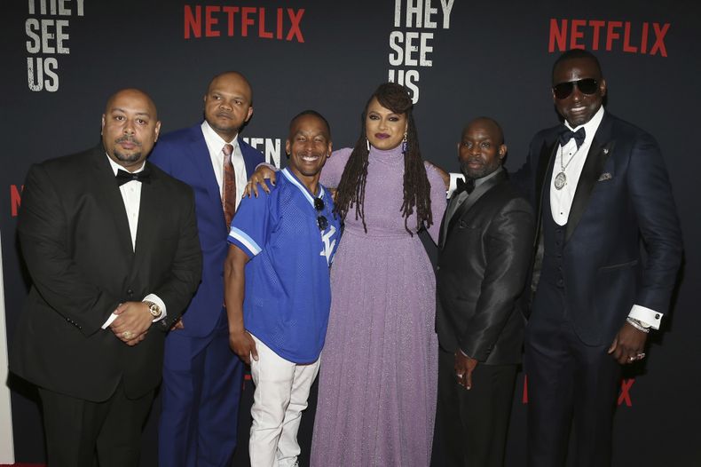 ARCHIVO - La directora Ava DuVernay, centro, con los Cinco de Central Park: Raymond Santana, de izquierda a derecha, Kevin Richardson, Korey Wise, Anthony McCray y Yuesf Salaam, en la premiere mundial de When They See Us en el Teatro Apollo en Nueva York el 20 de mayo de 2019. (Foto Donald Traill/Invision/AP, archivo)