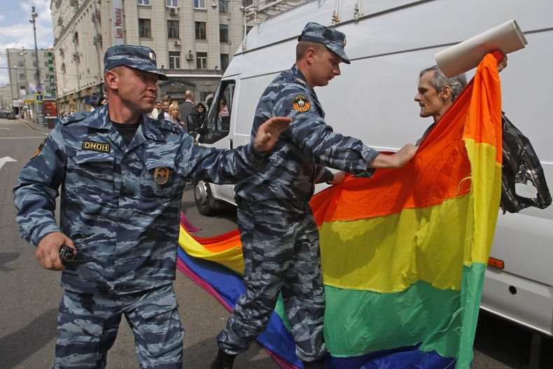 ARCHIVO - Policías rusos arrestan a un activista durante un intento de llevar a cabo un desfile del orgullo en Moscú, Rusia, el 27 de mayo de 2012. (AP Foto, archivo)