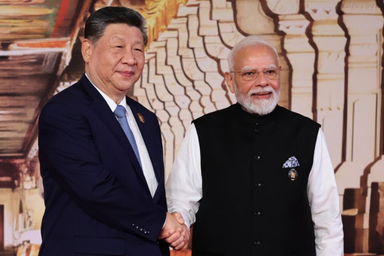 El presidente chino Xi Jinping, izquierda, y el primer ministro indio Narendra Modi posan para una fotografía durante la ceremonia oficial de bienvenida de la cumbre de los BRICS en Nueva Delhi, India, el sábado 12 de septiembre de 2026. (Alexander Kazakov, Sputnik, foto del grupo de prensa del Kremlin vía AP)