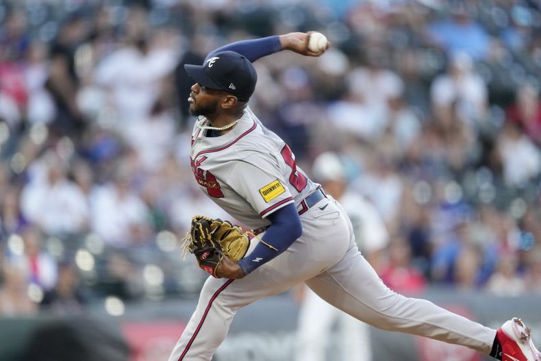Darius Vines, de los Bravos de Atlanta, labora en su apertura ante los Rockies de Colorado, el miércoles 30 de agosto de 2023 (AP Foto/David Zalubowski)
