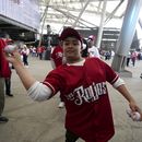 Un fanático de los Diablos Rojos de México durante un juego de la liga mexicana contra los Tigres de Quintana Roo en el estadio Alfredo Harp Helú, el domingo 23 de abril de 2023, en la Ciudad de México. (AP Foto/Fernando Llano)