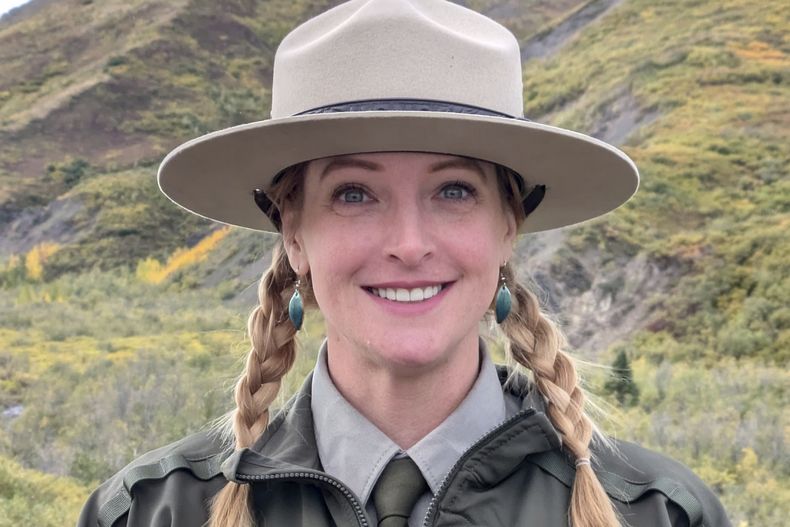 Esta fotografía proporcionada por Kristin Jenn la muestra posando en su uniforme de guardabosques del Servicio de Parques Nacionales (NPS, por sus siglas en inglés) en el Parque Nacional y Reserva Denali, en Alaska, en octubre de 2024, donde fungía como trabajadora temporal para el NPS. (Kristin Jenn vía AP)