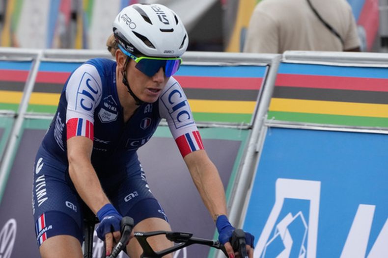 ARCHIVO - La francesa Pauline Ferrand-Prevot pedalea durante la carrera en ruta femenina de élite en el Campeonato Mundial de Ciclismo en Ruta en Kigali, Ruanda, el 27 de septiembre de 2025. (Foto AP/Jerome Delay, Archivo)