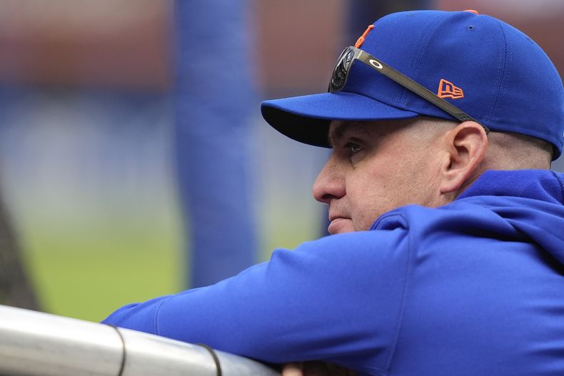 El venezolano Carlos Mendoza, manager de los Mets de Nueva York, observa la práctica de bateo antes del tercer juego de la serie divisional ante los Filis de Filadelfia, el martes 8 de octubre de 2024 (AP foto/Frank Franklin II)