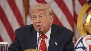 El presidente Donald Trump durante una reunión del grupo de trabajo de la FIFA para la Copa Mundial de 2026 en la Casa Blanca, el martes 6 de mayo de 2025, en Washington. (AP Foto/Mark Schiefelbein)