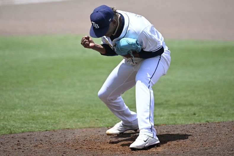 Edwin Uceta de los Rays de Tampa Bay celebra tras sacar el último out en la victoria 3-2 ante los Marlins de Miami, el domingo 8 de junio de 2025, en Tampa. (AP Foto/Phelan M. Ebenhack)