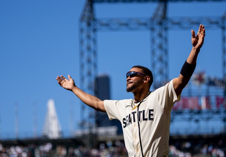 Julio Rodríguez, de los Marineros de Seattle, celebra tras un partido de béisbol contra los Diamondbacks de Arizona, el domingo 31 de mayo de 2026, en Seattle. (Foto AP/Stephen Brashear)