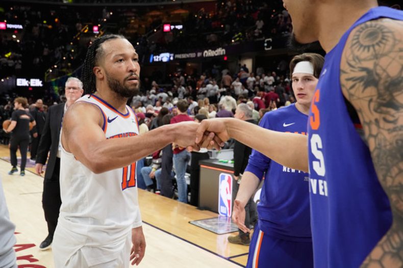 Jalen Brunson, base de los Knicks de Nueva York, festeja con sus compañeros tras la victoria sobre los Cavaliers de Cleveland en el tercer partido de la final de la Conferencia Este, el sábado 23 de mayo de 2025 (AP Foto/Sue Ogrocki)