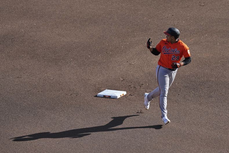 El dominicano Samuel Basallo, de los Orioles de Baltimore, recorre los senderos tras batear un cuadrangular ante los Gigantes de San Francisco, el sábado 30 de agosto de 2025 (AP Foto/Godofredo A. Vásquez)