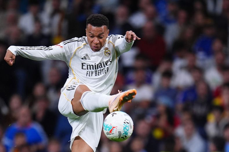 El francés Kylian Mbappé intenta un remate durante un duelo de LaLiga española ante el Real Oviedo, el jueves 14 de mayo de 2026 (AP Foto/Manu Fernández)