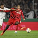 Tiago Tomas, izquierda, de Stuttgart, y Evan Ndicka, de Frankfurt, disputan un balón en la semifinal de la Copa de Alemania entre VfB Stuttgart y Eintracht Frankfurt en la arena Mercedes-Benz, en Stuttgart, Alemania, el miércoles 3 de mayo de 2023. (Tom Weller/dpa vía AP)