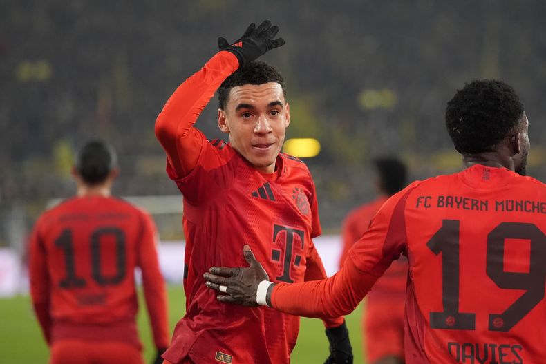 ARCHIVO - Foto del 30 de noviembre del 2024, Jamal Musiala del Bayern Munich celebra tras anotar el tercer gol del equipo en el encuentro de la Bundesliga ante el Borussia Dortmund. (AP Foto/Martin Meissner, Archivo)