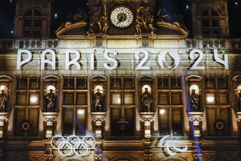 El ayuntamiento de París muestra su nueva decoración inspirada por los Juegos Olímpicos de París 2024, el martes 28 de noviembre de 2023. (AP Foto/Thomas Padilla)