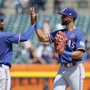 Marcus Semien (2) y Leody Taveras celebran la victoria ante los Tigres de Detroit, el lunes 29 de mayo de 2023. (AP Foto/Duane Burleson)